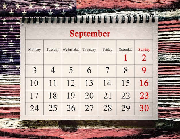 1 września 2018 r. w kalendarzu na tle drewna.