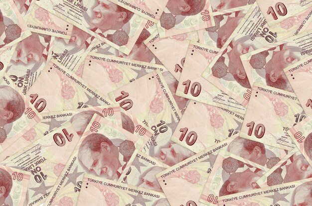 10 banknotów lirów tureckich leży na stosie. Ściana koncepcyjna bogatego życia. Duża suma pieniędzy