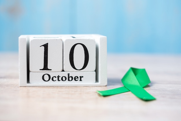 10 Października Biały Kalendarz Z Zieloną Wstążką. światowy Dzień Zdrowia Psychicznego