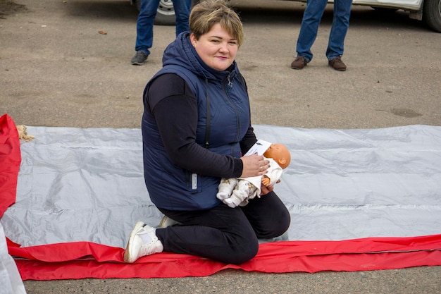 10102022 Kijów Ukraina Sanitariusze w pobliżu karetki pogotowia podczas szkolenia