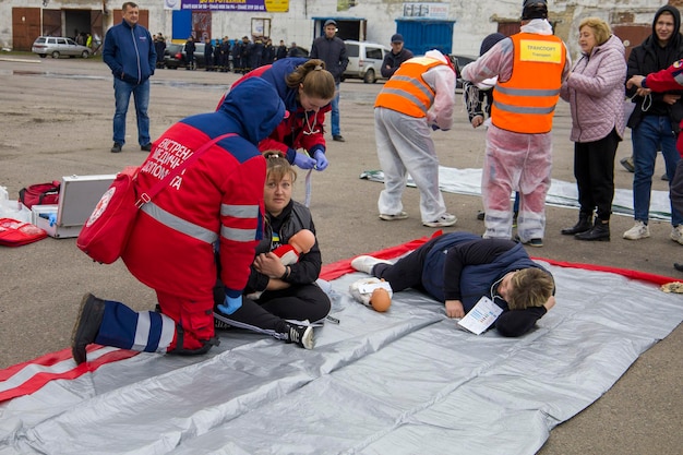 10102022 Kijów Ukraina Sanitariusze w pobliżu karetki pogotowia podczas szkolenia