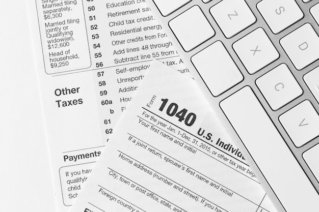 Zdjęcie 1040 formularz indywidualnego rozliczenia podatku dochodowego za 2015 rok z klawiaturą komputerową na białym biurku widok z góry