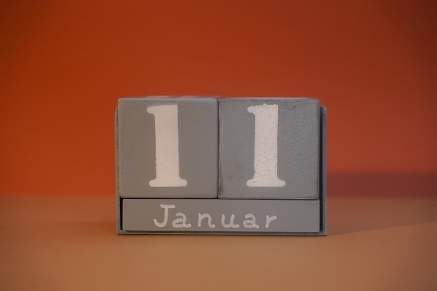 11 stycznia na drewnianych szarych kostkach Data kostki kalendarza 11 stycznia Koncepcja daty Skopiuj miejsce na tekst lub wydarzenie Kostki edukacyjne Kalendarz w kształcie kostki na 11 stycznia z pustą przestrzenią Selektywne fokus