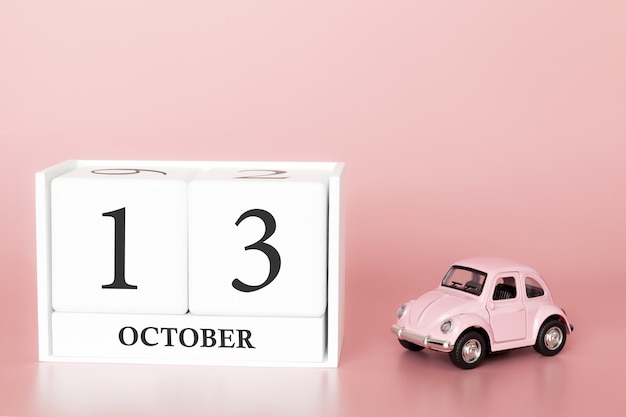 13 Października. Dzień 13 Miesiąca. Kalendarzowy Sześcian Z Samochodem