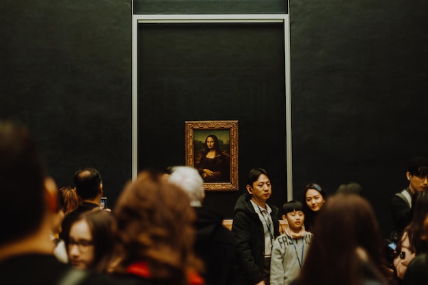 13022020 Paryż Francja Słynny obraz Leonarda Davinchi wystawiony w Luwrze, wokół którego wielu turystów i koneserów sztuki robi jej zdjęcia telefonem