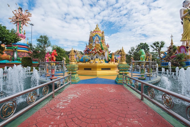 14 października 2022 Chiang Rai TajlandiaxAWat Saeng Kaew Phothiyan Piękna świątynia z pięknymi widokami