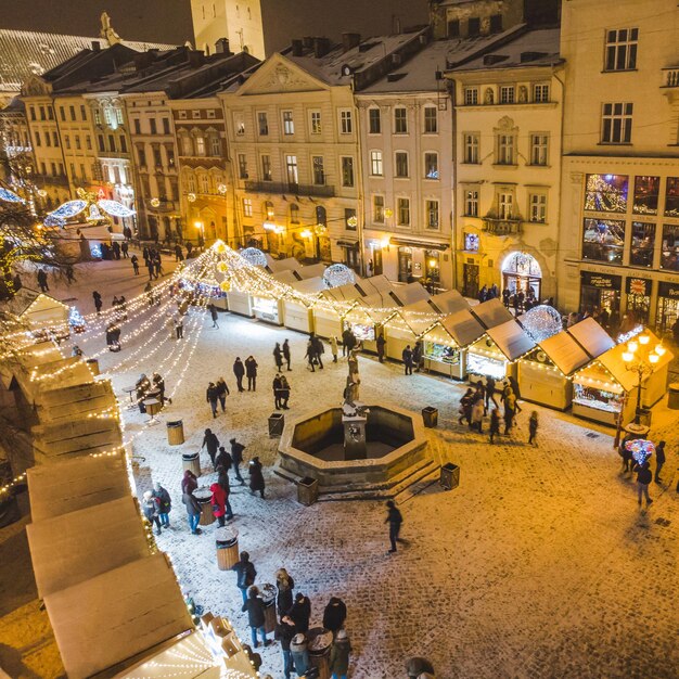 Zdjęcie 15 grudnia 2018 r. widok z powietrza na świąteczny festiwal na placu starego miasta europejskiego