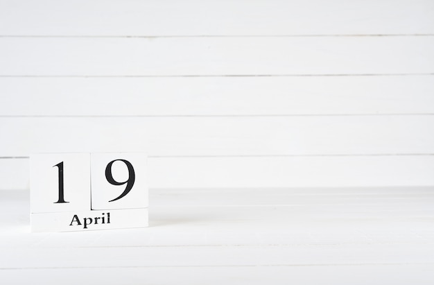 19 kwietnia, dzień 19 miesiąca, urodziny, rocznica, drewniany kalendarz blokowy na białym tle drewnianych z miejsca kopiowania tekstu.