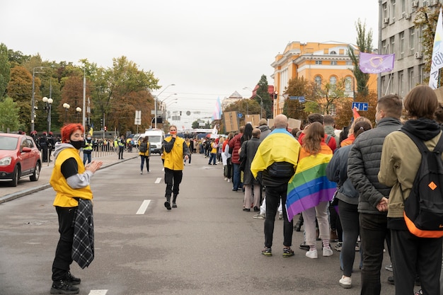 19 września 2021, Kijów, Ukraina. Ludzie w marszu dumy z jasnymi symbolami tęczy