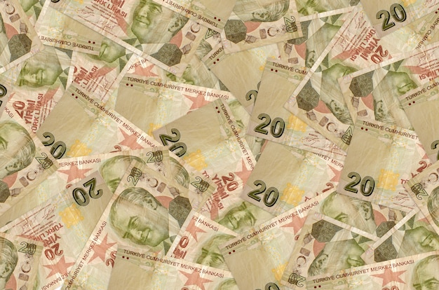 Zdjęcie 20 banknotów lirów tureckich leży na stosie