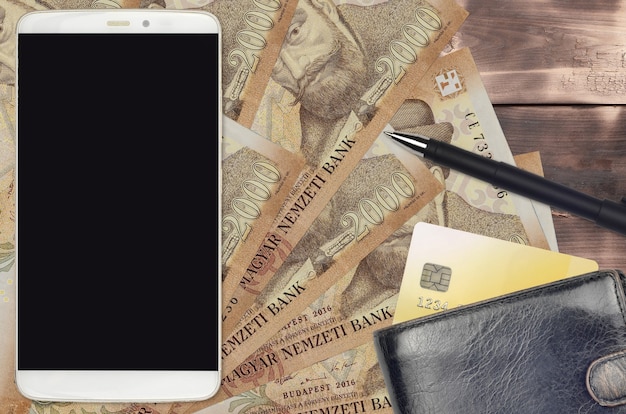 2000 Forint Węgierski I Smartfon Z Torebką I Kartą Kredytową