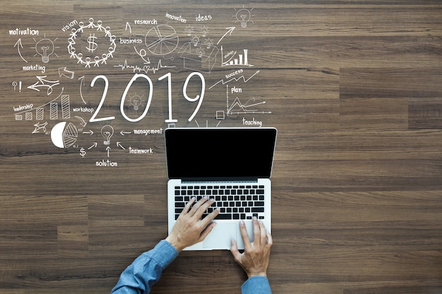 2019 Nowy Rok Sukcesu W Biznesie Z Biznesmenem Pracuje Na Laptopie