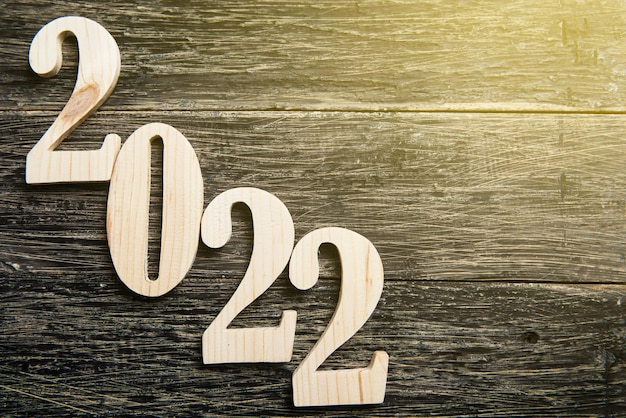 2022 na drewnianym tle. Szczęśliwego Nowego Roku 2022