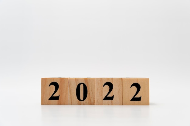 2022 napisany na drewnianych klockach w kierunku poziomym na białym tle z miejscem na kopię