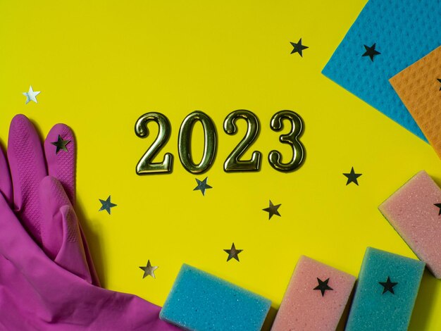 2023 na żółtym tle