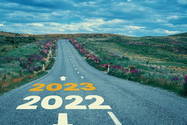 2023 Nowy Rok podróży samochodem i koncepcja wizji przyszłości