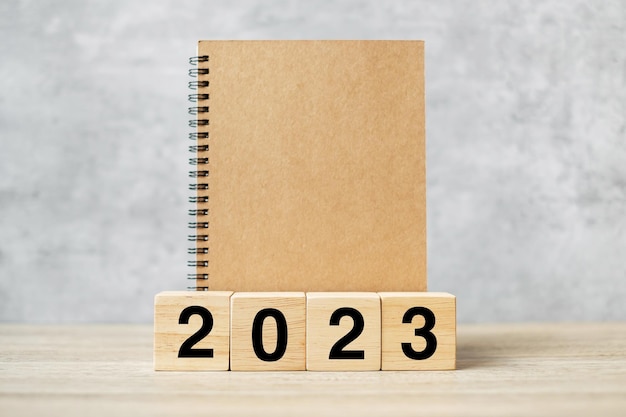 2023 Szczęśliwego Nowego Roku z pustym notatnikiem i drewnianym odliczaniem liczb Cele rezolucji Plan działania i koncepcja misji
