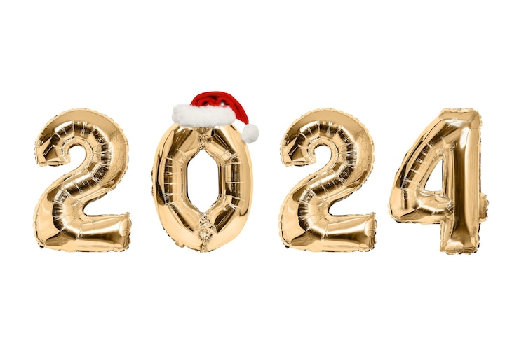 Zdjęcie 2024 liczba złotych balonów z czerwonym kapeluszem świętego mikołaja izolacja na białym tle koncepcja nowego roku