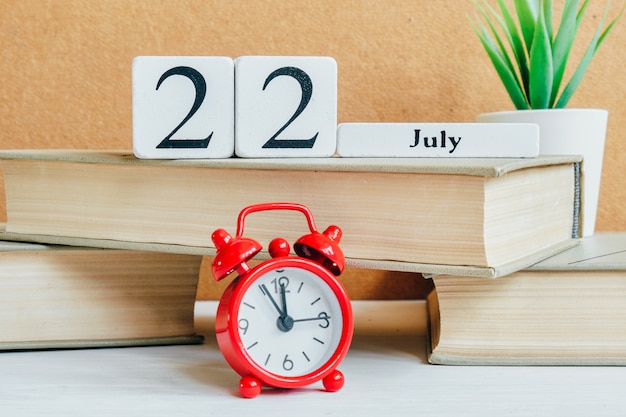 22 lipca dwadzieścia drugi dzień miesiąca kalendarz koncepcja na drewniane klocki