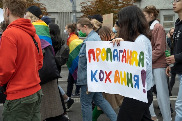 24.08.2021, Ukraina, Odessa. Ludzie oglądają defiladę ukraińskich sił morskich podczas obchodów 30. rocznicy odzyskania przez Ukrainę niepodległości nad brzegiem morza.