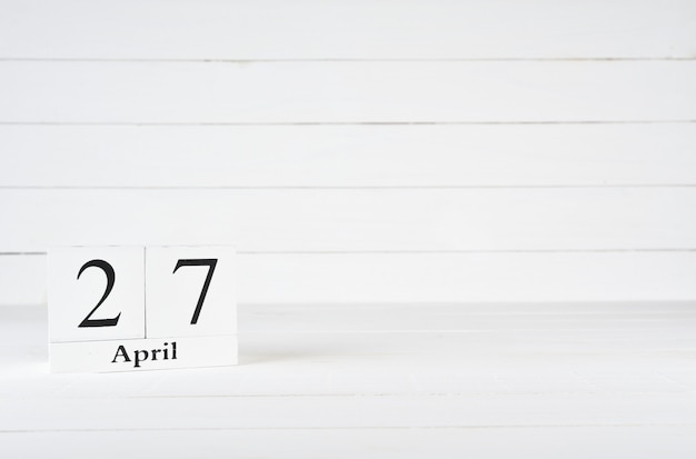 27 kwietnia, dzień 27 miesiąca, urodziny, rocznica, drewniany kalendarz na białym drewnianym tle z miejsca na kopię tekstu.