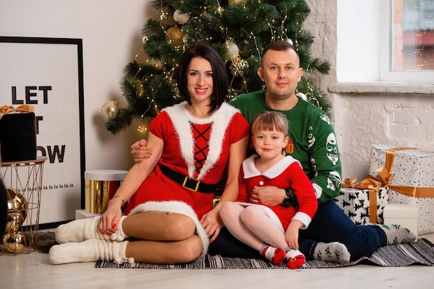 28 listopada 2022 Winnica Ukraina Szczęśliwa ukraińska rodzina przygotowuje się do Świąt i Nowego Roku Piękne świąteczne ubrania Spójrz na swoją córkę