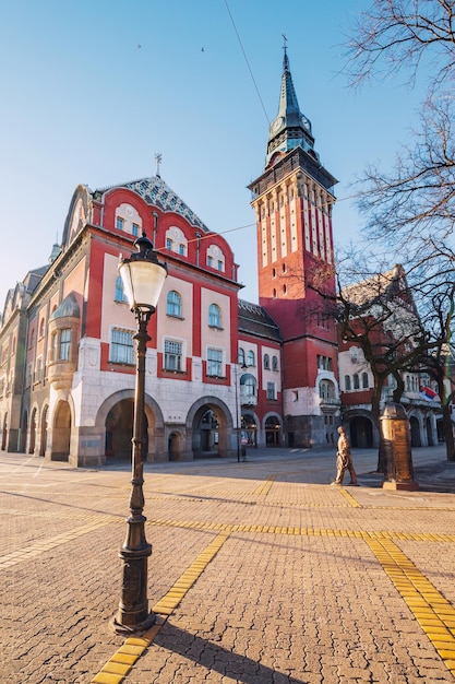 28 stycznia 2024 Subotica Serbia panoramiczny widok ratusza Subotica jako centrum krajobrazu miejskiego, jego skomplikowana dekoracja i wspaniałość przyciągają turystów