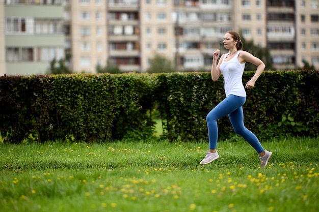 29-letnia kobieta biega w publicznym parku