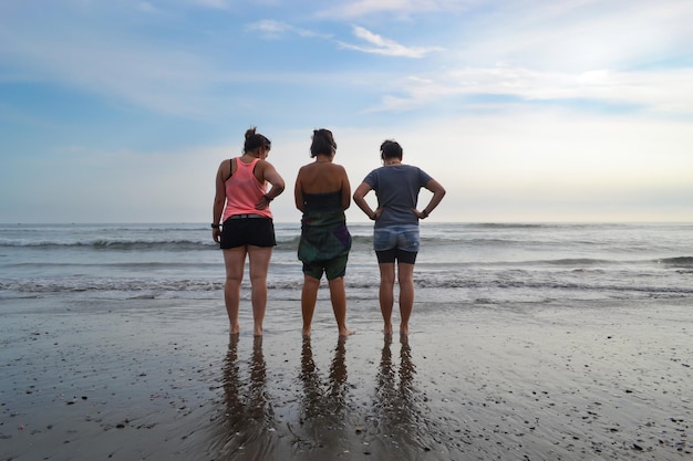 3 Kobiety Stojące Na Brzegu Plaży O Zachodzie Słońca Ocean Spokojny Peru