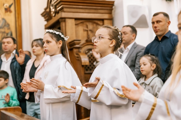 Zdjęcie 300523 dzieci z vinnitsa na ukrainie podczas liturgii pierwszej komunii w kościele katolickim