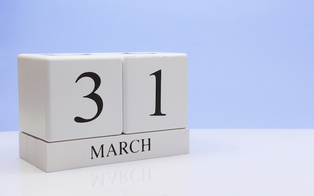 31 marca. Dzień 31 miesiąca, dzienny kalendarz na białym stole.
