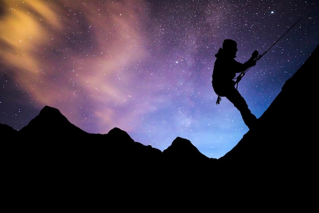 3d sylwetka ekstremalnego alpinisty na tle zachodu słońca