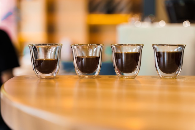 4 Aromatyzowana Kawa Espresso W Podwójnej Szklanej Filiżance Z Oświetleniem Słonecznym Na Tle W Kawiarni