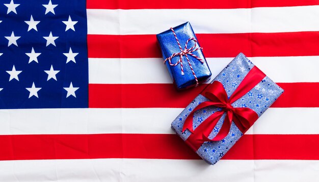 Zdjęcie 4 lipca amerykański szczęśliwy dzień niepodległości z pudełkami prezentowymi w barwach narodowych amerykańską flagę na białym tle