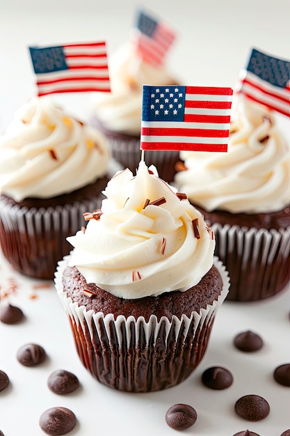 4 lipca czekoladowe ciasteczka z serem kremowym i flagą USA na drewnianym stole