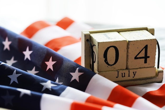 4 lipca drewniana flaga Stars and Stripes na tle z flagą USA letni dzień Dzień Niepodległości Ameryki