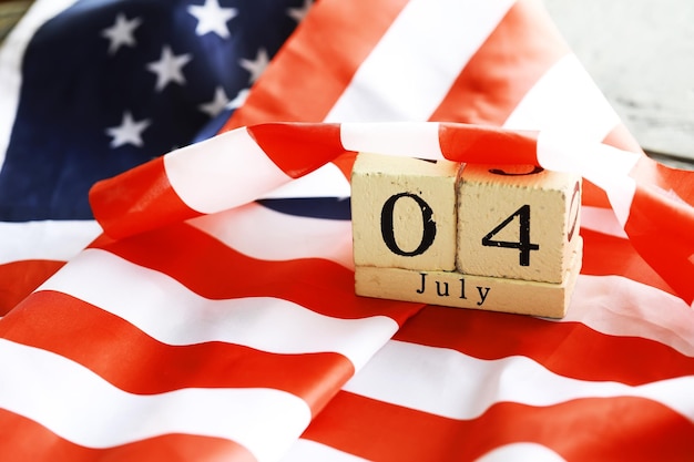 4 lipca drewniana flaga Stars and Stripes na tle z flagą USA letni dzień Dzień Niepodległości Ameryki