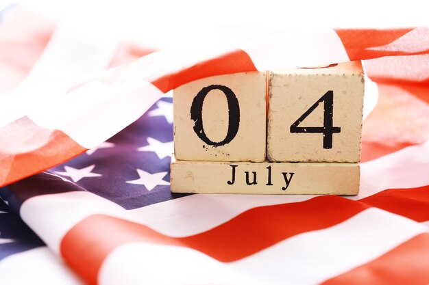 4 lipca drewniana flaga Stars and Stripes na tle z flagą USA letni dzień Dzień Niepodległości Ameryki