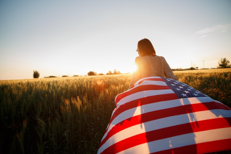 Zdjęcie 4 lipca dzień niepodległości usa świętuje z narodową flagą amerykańską