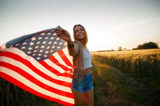 Zdjęcie 4 lipca dzień niepodległości usa świętuje z narodową flagą amerykańską