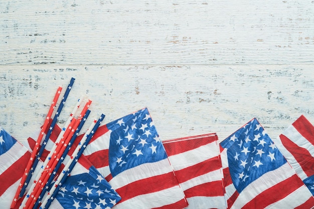 4 lipca tło papierowa serwetka z flagą USA i słomki do koktajli piknikowych na starym białym tle stołu szczęśliwego dnia prezydentów niepodległości pracy szczęśliwy koncepcja pikniku kolory amerykańskiej flagi makiety