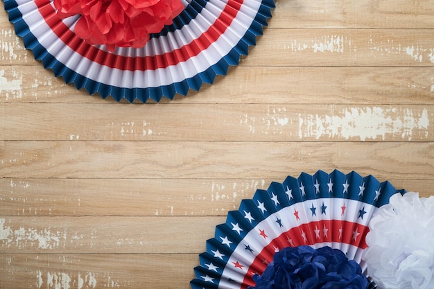 4 lipca tło USA papierowi fani Czerwone niebieskie białe gwiazdki balony złote konfetti na białym drewnianym tle Szczęśliwego Święta Pracy Dzień Niepodległości lub Dzień Prezydentów Kolory amerykańskiej flagi Widok z góry