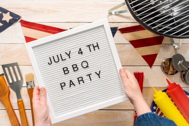 4 lipca znak BBQ Party na białej tablicy mamo.