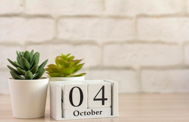 4 października na drewnianym kalendarzu na stole lub półceJeden dzień miesiąca jesieniKalendarz na październik Jesień