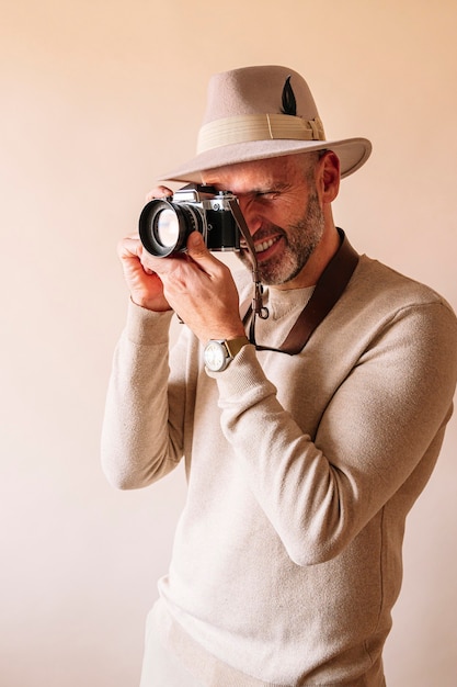 Zdjęcie 45-letni mężczyzna z aparatem analogowym