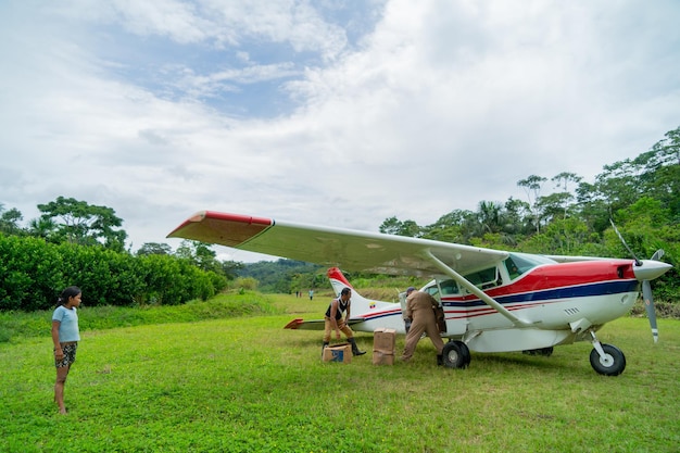 5 listopada 2021, Shell, Pastaza, Ekwador. Samolot na małym pasie lądowania w Amazonii w Ekwadorze