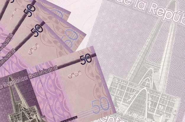 50 Banknotów Peso Dominikańskich Leży W Stosie Na ścianie Dużego Półprzezroczystego Banknotu. Streszczenie ściany Biznesu Z Miejsca Na Kopię