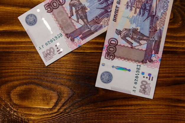 500 rosyjskich rubli banknotów na drewnianym tle. Widok z góry