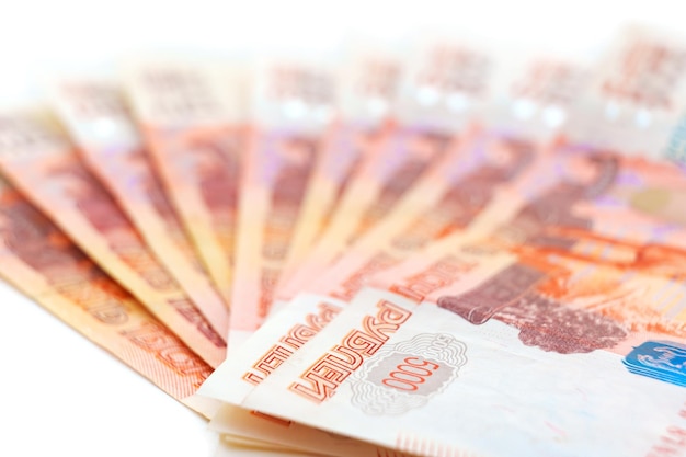 5000 rubli ułożonych na białej powierzchni Rosyjska waluta