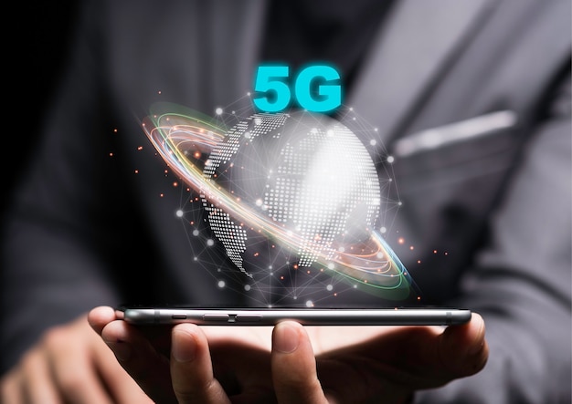 5g I Internet Rzeczy Lub Koncepcja Iot, Biznesmen Posiadający Smartfon Z 5g Na świecie